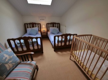 Twin Bedroom with cot at The Cornflowers